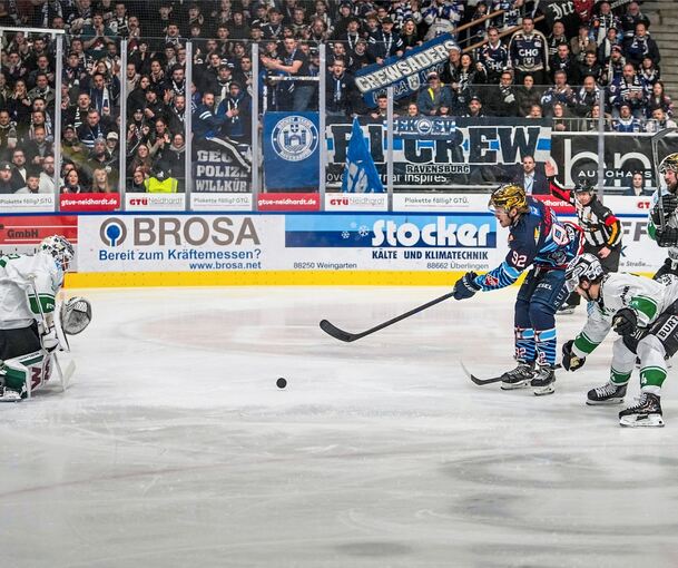Schlechter Start: Ravensburgs Mark Rassell auf dem Weg zum 1:0.