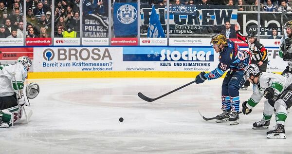 Schlechter Start: Ravensburgs Mark Rassell auf dem Weg zum 1:0.