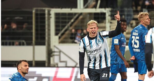 Kickers-Profi Per Lockl bejubelt sein Tor zum 2:1, während Freibergs Innenverteidiger Mehdi Hetemaj frustriert auf dem Rasen sitzt.