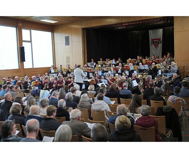 In Kirchberg kamen 85 Bläserinnen und Bläser aus den verschiedenen Posaunenchören des Bezirks in der Gemeindehalle zusammen.
