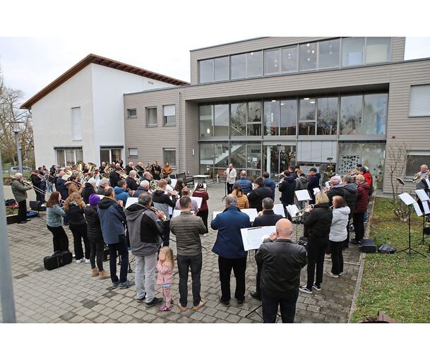 Die Bläserinnen und Bläser versammelten sich zum Platzkonzert vor dem Pflegeheim.