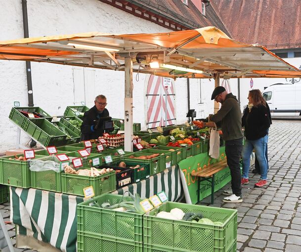 Der Wochenmarkt auf dem Kelterplatz an diesem Dienstag: Das wärmere Wetter soll mehr Besucher anlocken.