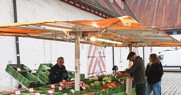 Der Wochenmarkt auf dem Kelterplatz an diesem Dienstag: Das wärmere Wetter soll mehr Besucher anlocken.