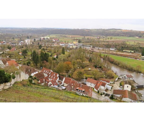 Hier soll die Vaihinger Gartenschau im Jahre 2029 stattfinden. Hinten die ehemalige Leimfabrik Häcker, vorne an der Enz die Bürgergärten, links im Hintergrund das Weller-Areal.