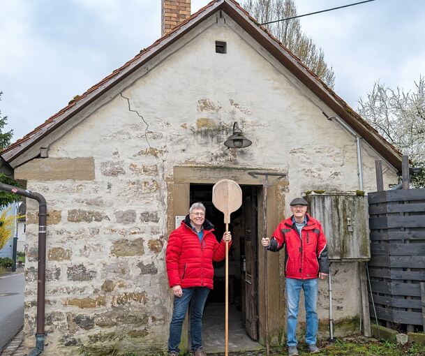 Hans Hübner und Albrecht Leize sammeln Spenden für das Backhaus, das renoviert werden muss.