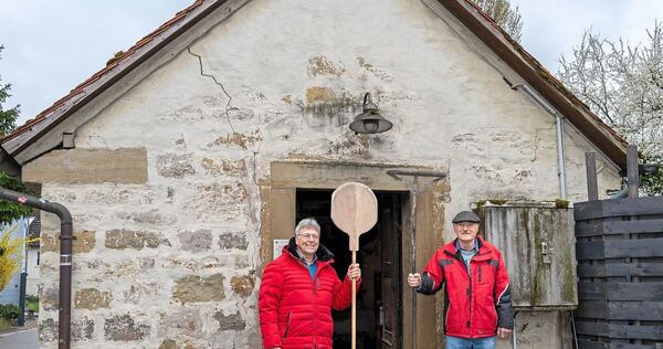 Hans Hübner und Albrecht Leize sammeln Spenden für das Backhaus, das renoviert werden muss.