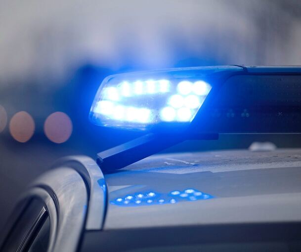 Das Blaulicht eines Polizeifahrzeuges blinkt.