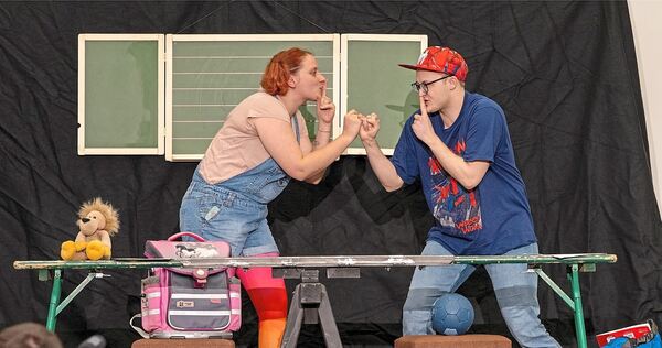 Das Improvisationstheater Q-Rage will Kinder sensibilisieren, genau hinzusehen.