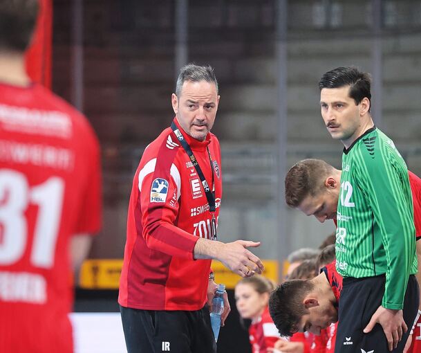 Am Samstag Gegner: Iker Romero und Keeper Martin Tomovski.