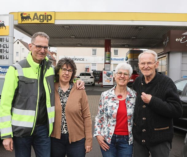 Oliver und Andrea Schwedt (links) und Erika und Hermann Schwedt vor ihrer Tankstelle in Oßweil.