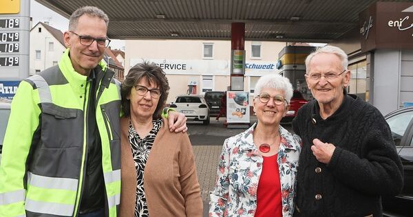 Oliver und Andrea Schwedt (links) und Erika und Hermann Schwedt vor ihrer Tankstelle in Oßweil.