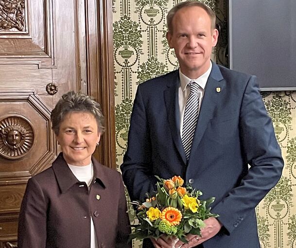 Ute Freitag verpflichtete Thomas Schäfer für seine dritte Amtszeit und überreichte Wein, Blumen und etwas Süßes.