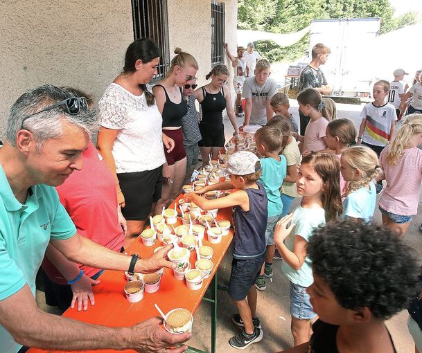 Traditionell schaut auch der Bürgermeister bei der Stadtranderholung vorbei und verteilt Eis – so wie hier Steffen Bühler im Jahr 2022.