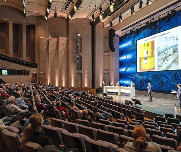 Info-Abend im Theatersaal: Rund 160 Interessierte sind gekommen, und sie stellen einige kritische Fragen an die Verwaltung mit OB Matthias Knecht, Lukas Reutter (Intendant Schlossfestspiele und Kulturprogramm), Wiebke Richert (Fachbereichsleiterin Ku