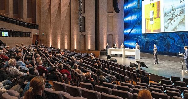 Info-Abend im Theatersaal: Rund 160 Interessierte sind gekommen, und sie stellen einige kritische Fragen an die Verwaltung mit OB Matthias Knecht, Lukas Reutter (Intendant Schlossfestspiele und Kulturprogramm), Wiebke Richert (Fachbereichsleiterin Ku