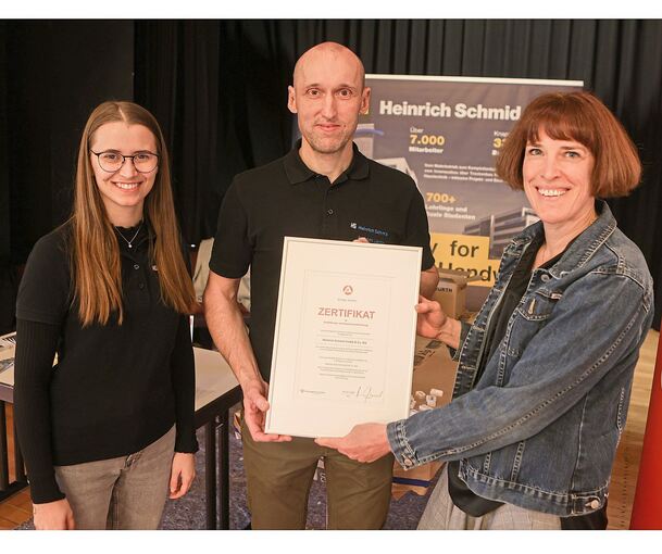 Nicole Wagner (rechts), operative Geschäftsführerin der Ludwigsburger Agentur für Arbeit, übergibt Maren Leipner und Andreas Lerich vom Bau- und Handwerksunternehmen Heinrich Schmid das diesjährige Ausbildungszertifikat in der Musikhalle Ludwigsburg.