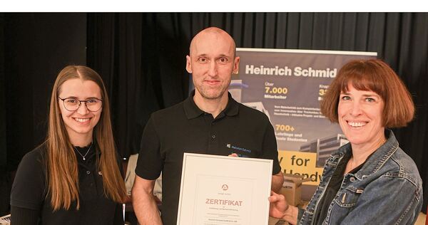 Nicole Wagner (rechts), operative Geschäftsführerin der Ludwigsburger Agentur für Arbeit, übergibt Maren Leipner und Andreas Lerich vom Bau- und Handwerksunternehmen Heinrich Schmid das diesjährige Ausbildungszertifikat in der Musikhalle Ludwigsburg.