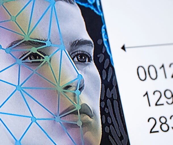 Eine Computergrafik zum Thema Gesichtserkennung auf einem Monitor am bayerischen Landeskriminalamt.