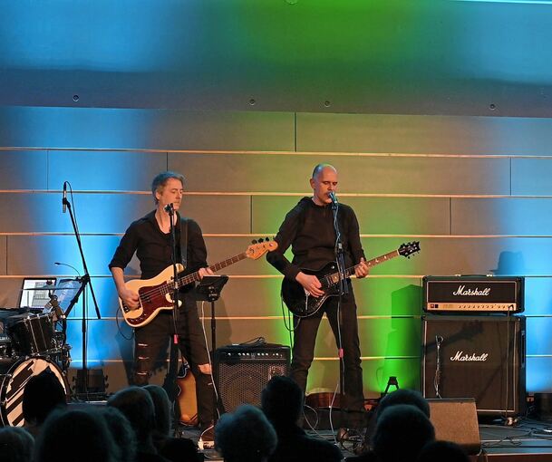 Dr. Tobias Spingies (rechts) spielt wieder in der Gemmrigheimer Kelter.