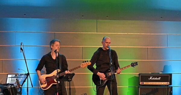 Dr. Tobias Spingies (rechts) spielt wieder in der Gemmrigheimer Kelter.