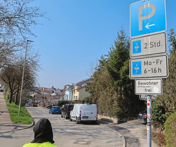 In der Klingenstraße in der Nähe des Bahnhofs dürfen Bewohner mit Parkausweis aktuell umsonst parken. Das soll sich ab 1. Juli ändern.