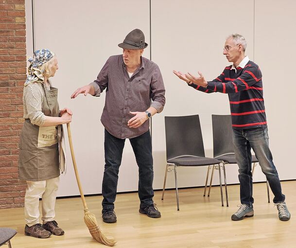 Frau Wünsch, Karle und der Pfarrer (von Links) am Wettemarkt in Oßweil.