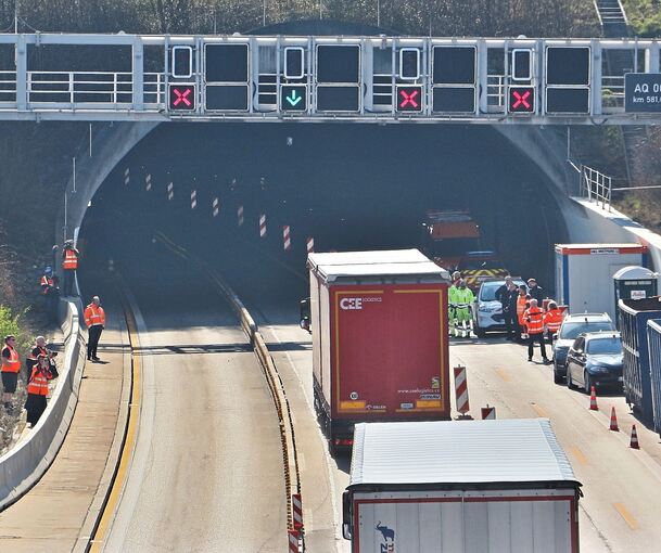 Seit Donnerstagnachmittag kann der Verkehr wieder auf einer Spur durch den Engelbergtunnel Richtung Karlsruhe/Stuttgart rollen.