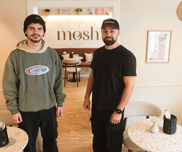 Die Inneneinrichtung ist modern in Naturtönen gehalten.