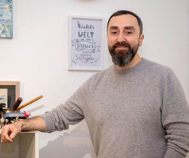 Kinder- und Jugendlichenpsychotherapeut Hüseyin Tunç will jungen Menschen mit seiner Arbeit helfen, in schwierigen Situationen besser klarzukommen.