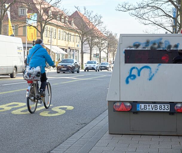 In der Wilhelmstraße überwacht ein mobiler Blitzer die Busspur. Kurios. Auch Radfahrer werden geblitzt.