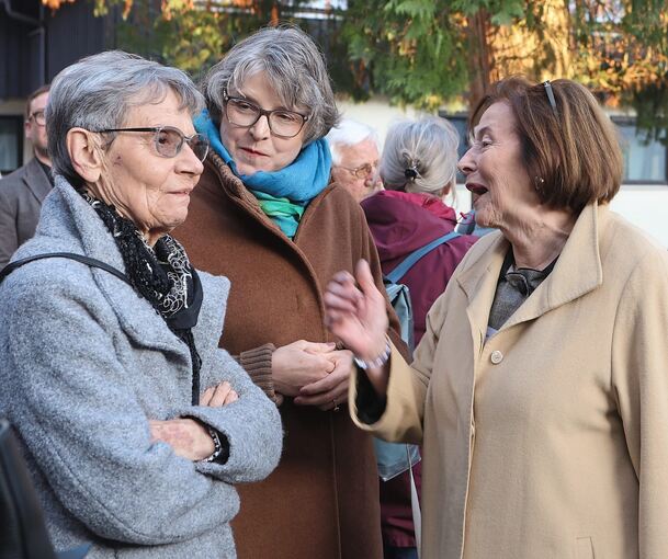 Karlshöhe-Schirmherrin Eva Luise Köhler (rechts) und Karlshöhe-Direktorin Dörte Bester (Mitte) im Gespräch mit Gästen.