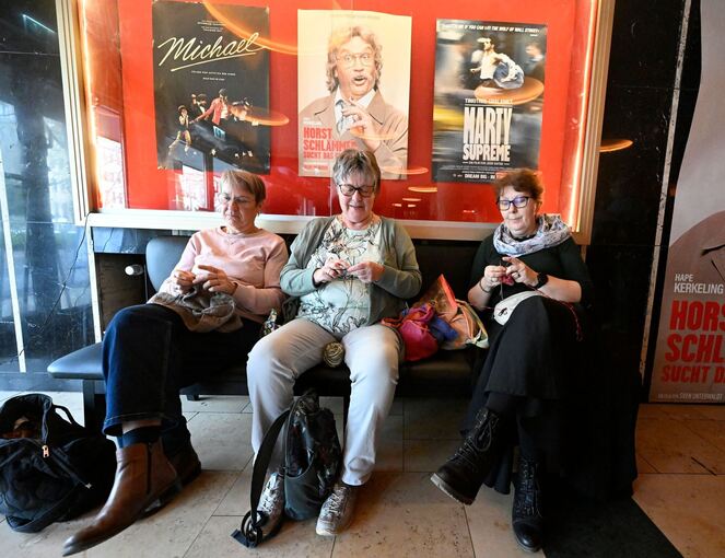 Mit Stricknadel und Wollknäuel ins Kino Mit Stricknadel und Wollknäuel ins Kino