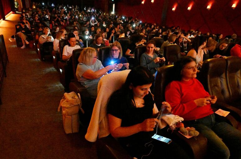 Mit Stricknadel und Wollknäuel ins Kino Mit Stricknadel und Wollknäuel ins Kino