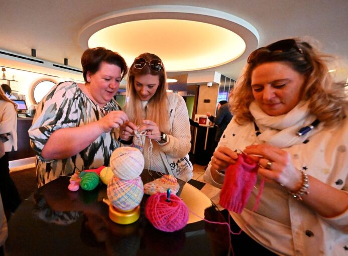 Mit Stricknadel und Wollknäuel ins Kino Mit Stricknadel und Wollknäuel ins Kino
