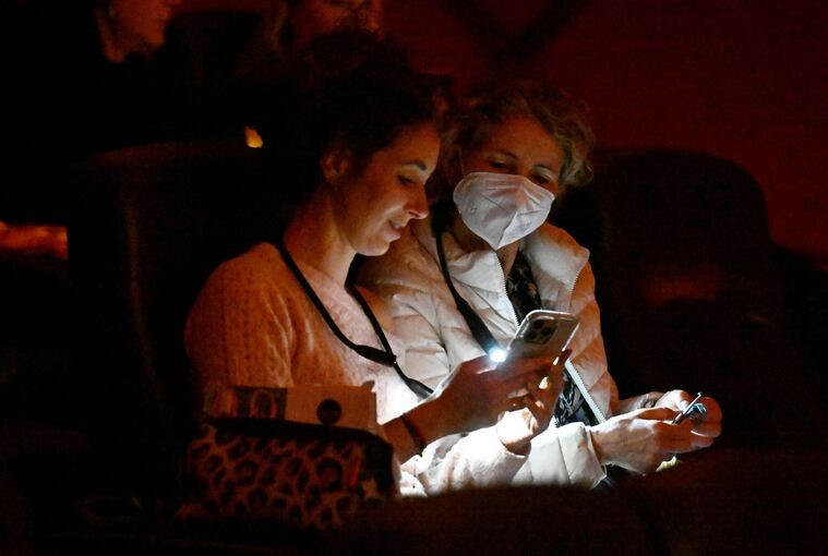 Mit Stricknadel und Wollknäuel ins Kino Mit Stricknadel und Wollknäuel ins Kino