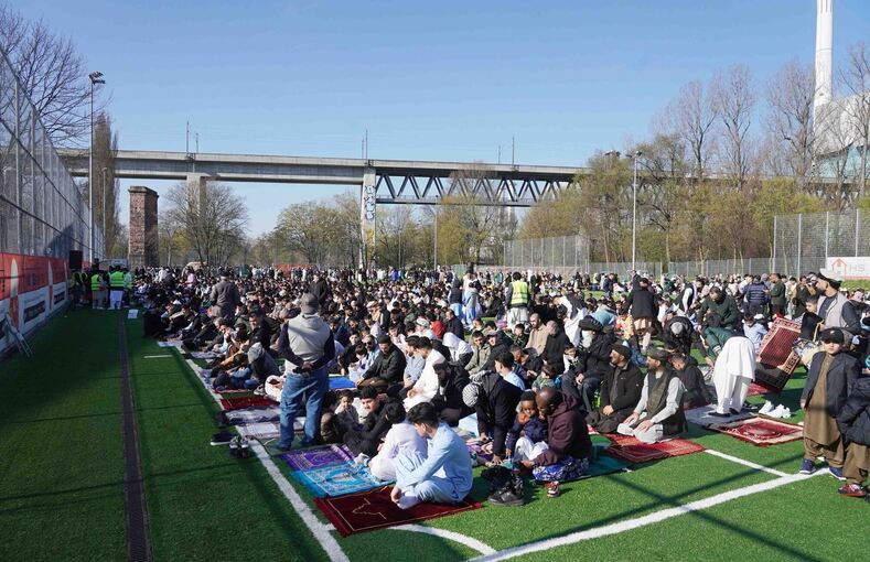 Feier zum Ende des Ramadan - Polizei muss Verkehr regeln