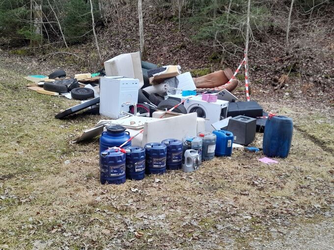 Müllberg illegal entsorgt Müllberg illegal entsorgt