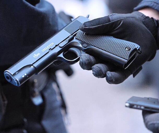 Die Fahrgäste hielten die Softairpistole für eine echte Waffe.