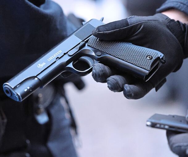 Die Polizei fahndete am Dienstag nach einem Mann mit Waffe in der Ludwigsburger Innenstadt. Die Polizei fahndete am Dienstag nach einem Mann mit Waffe in der Ludwigsburger Innenstadt.