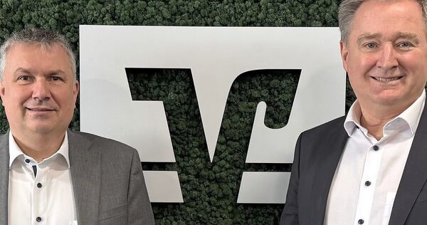 Sehen eine gute Entwicklung trotz vieler Herausforderungen: die Vorstände Reiner Bölz (links) und Gerhard Baumann.