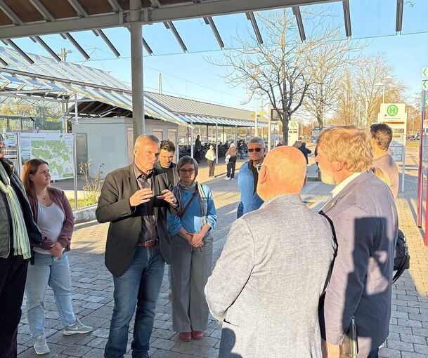 Minister Hermann schaute sich die Situation am Sachsenheimer Bahnhof an. Minister Hermann schaute sich die Situation am Sachsenheimer Bahnhof an.