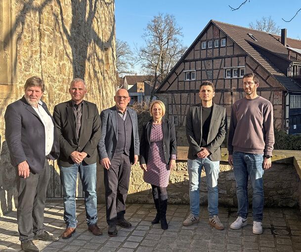 Minister Hermann (Dritter von links) war in Begleitung des früheren Grünen-Abgeordneten Markus Rösler (links) und seiner Nachfol Minister Hermann (Dritter von links) war in Begleitung des früheren Grünen-Abgeordneten Markus Rösler (links) und seiner Nachfolgerin Meike Günter. Bürgermeister Holger Albrich (Zweiter von links) erklärte die Besonderheiten des Sachsenheimer Bahnhof