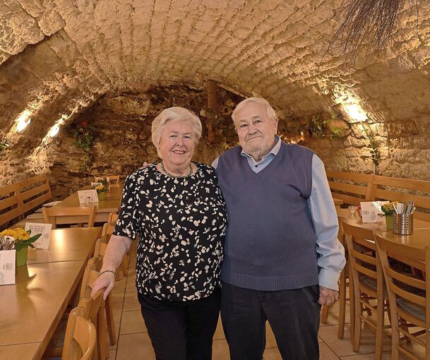 Das Ehepaar Schneider in seinem Gewölbekeller.