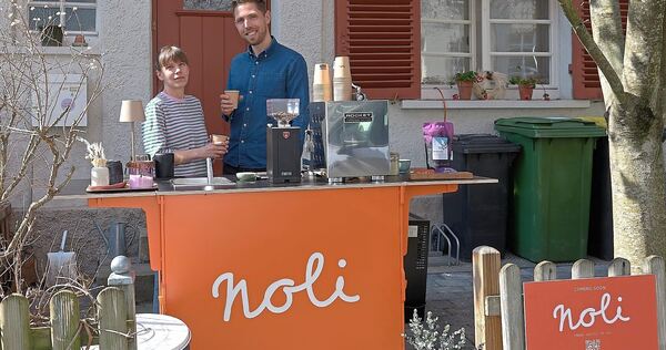 Jule und Sven Baumgartner in ihrem „Café Noli“.