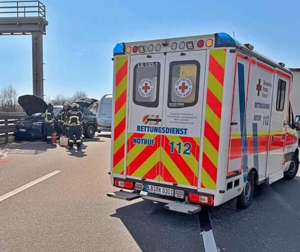 Auch der Rettungsdienst ist vor Ort. Verletzt wurde laut Polizei jedoch niemand.
