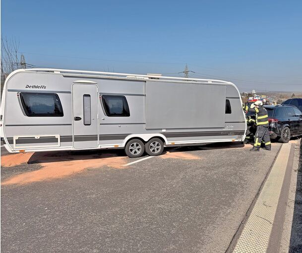 Der Wohnwagen steht quer über zwei Fahrspuren.