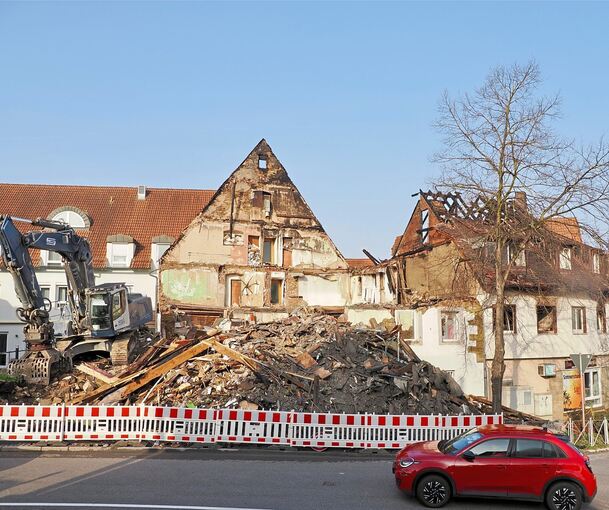 Nur noch Schutt und Asche: Nachdem am Sonntag, 8. März, das alte Gasthaus Ochsen in Brand geriet, musste es abgerissen werden.