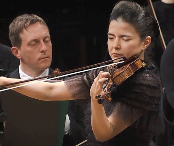 Mechanische Brillanz: Karen Gomyo beim Konzert des SWR Symphonieorchesters in der Liederhalle.