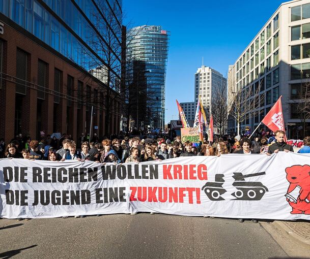 Durch die aktuelle Weltlage befinden sich junge Menschen immer mehr im Dauerkrisenmodus. Dafür gehen sie sogar auf die Straße. (Symbolbild)