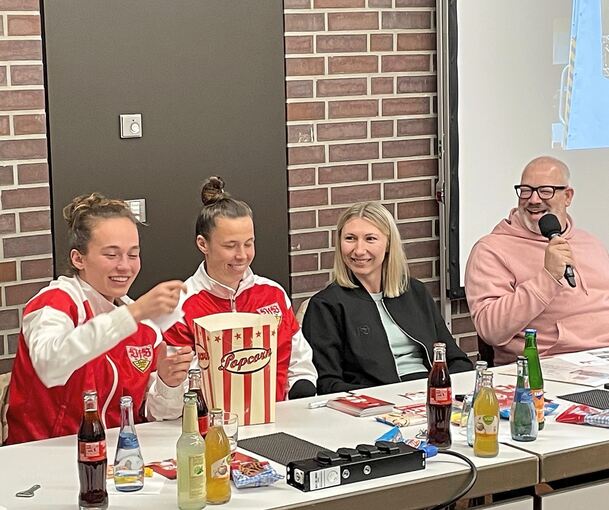 Kiara Beck, Nicole Billa, Managerin Lisa Lang und Moderator Michael Bofinger bei der Veranstaltung in der Korntaler Stadthalle.